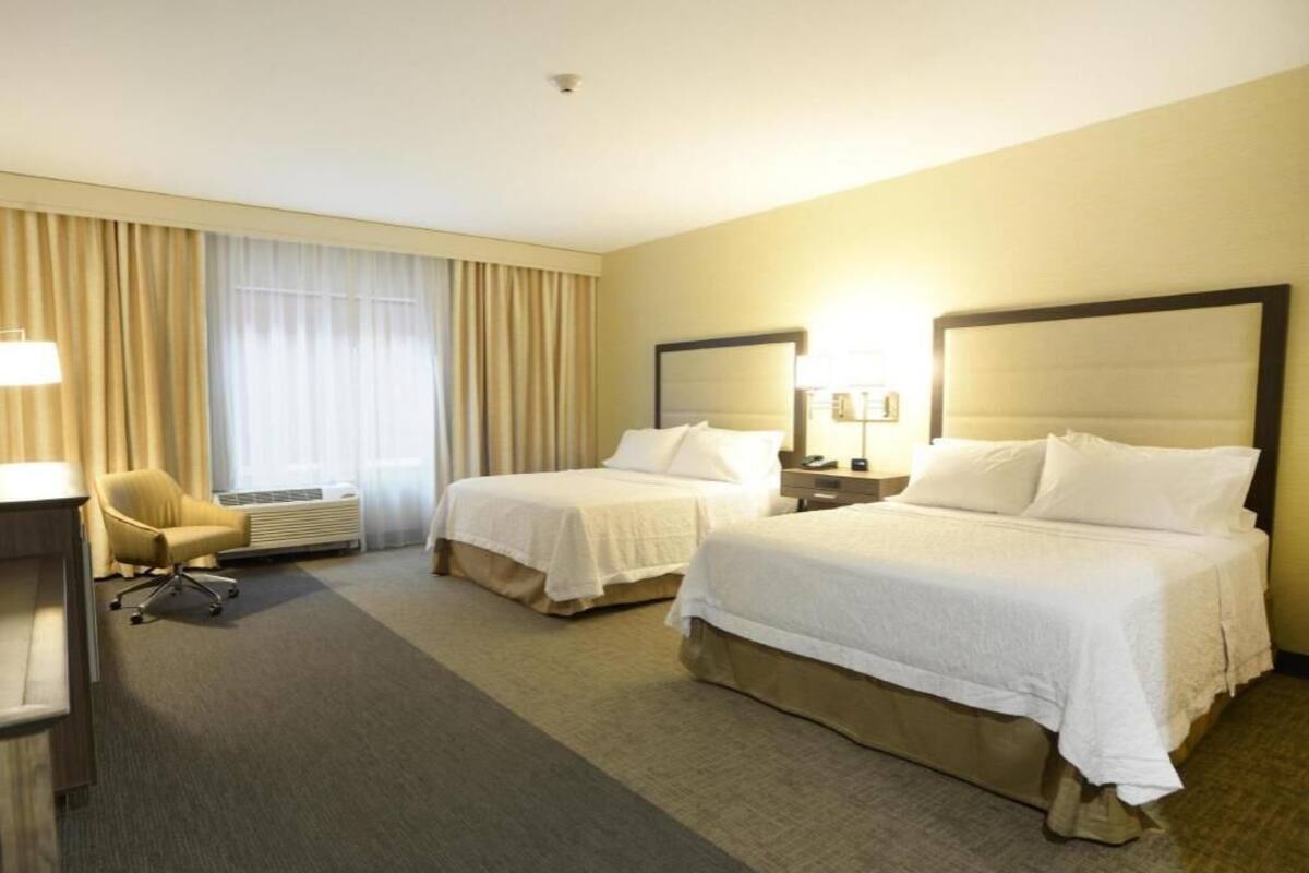 Värdeförvaringsskåp på rummet, skrivbord och arbetsyta för laptop