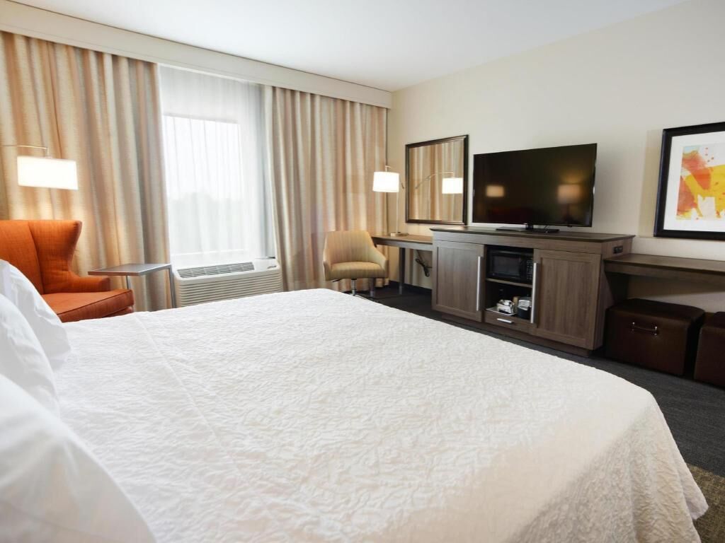 خزنة داخل الغرفة ومكتب ومساحة عمل للكمبيوتر المحمول ومكواة/لوح كي