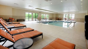 Un espace piscine équipé de chaises longues et d’une table de billard.