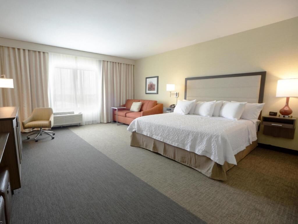 خزنة داخل الغرفة ومكتب ومساحة عمل للكمبيوتر المحمول ومكواة/لوح كي