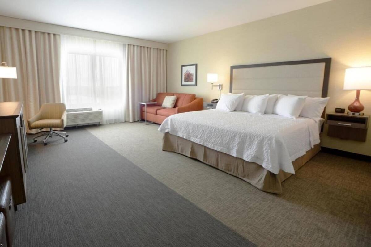 Värdeförvaringsskåp på rummet, skrivbord och arbetsyta för laptop