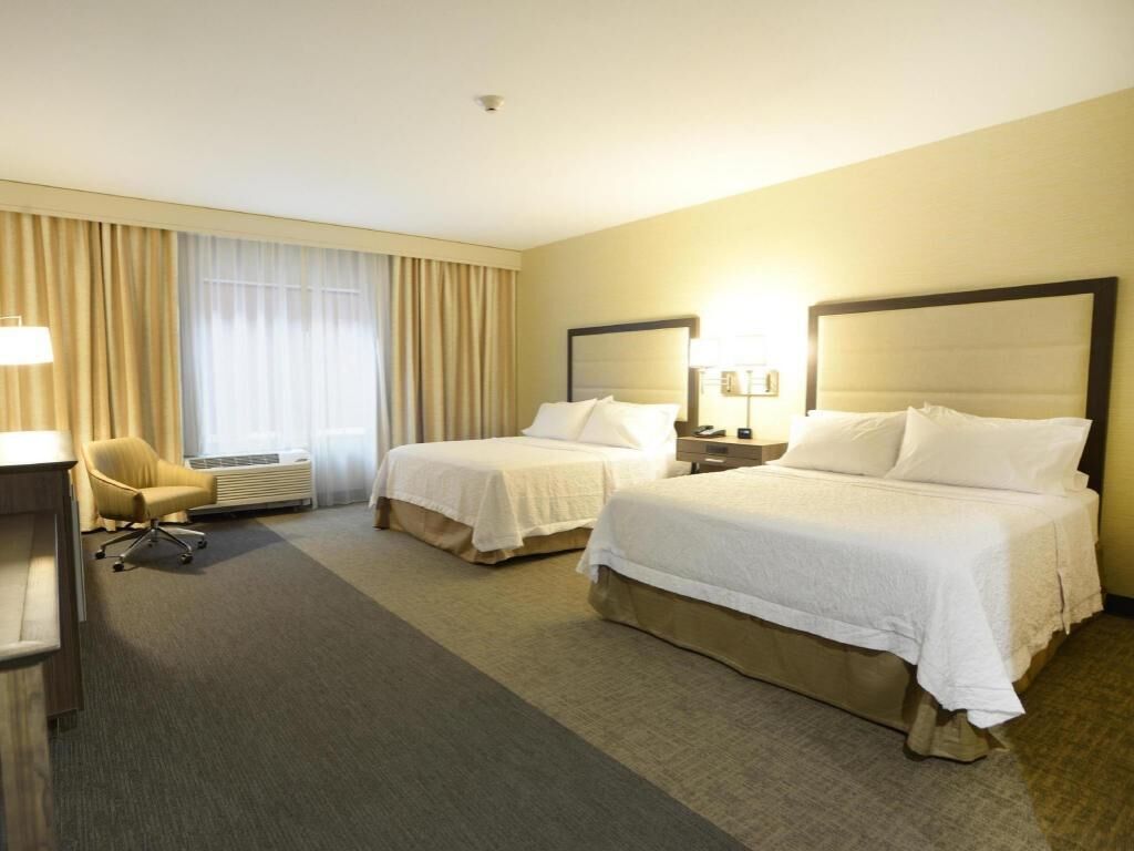 خزنة داخل الغرفة ومكتب ومساحة عمل للكمبيوتر المحمول ومكواة/لوح كي