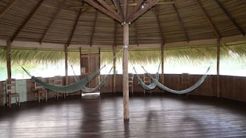 Área de estar no saguão