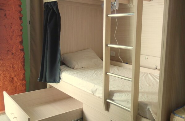 Premium bedding, in-room safe, free WiFi