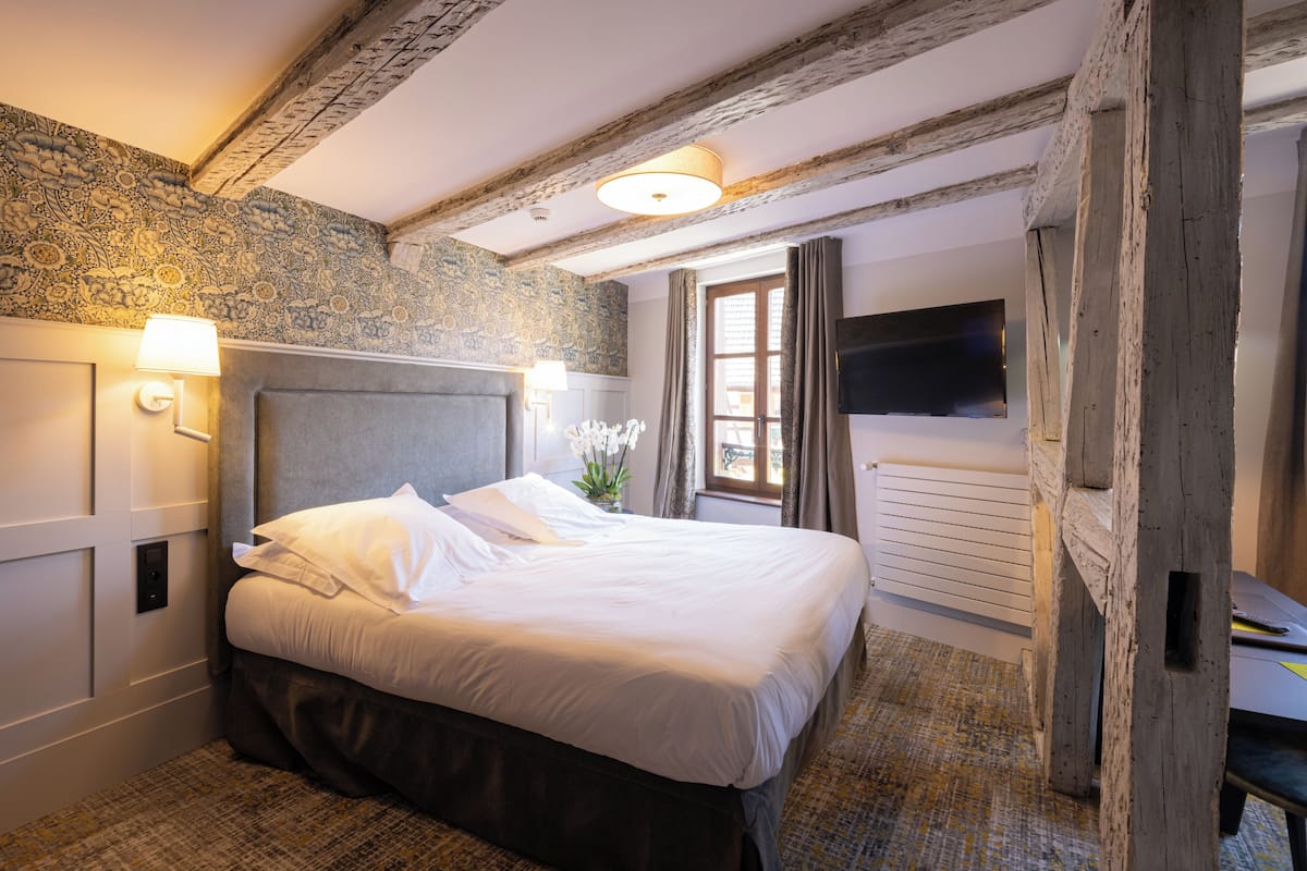 Comfort Suite, 1 Bedroom, Private Bathroom, City View | Premium bedding, minibar, in-room safe, desk