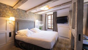 Suite Confort, 1 habitación, baño privado, vistas a la ciudad | Ropa de cama de alta calidad, minibar, caja fuerte y escritorio
