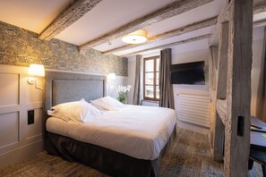 Comfort Suite, 1 Bedroom, Private Bathroom, City View | Premium bedding, minibar, in-room safe, desk - Hôtel du Mouton (Ribeauvillé)