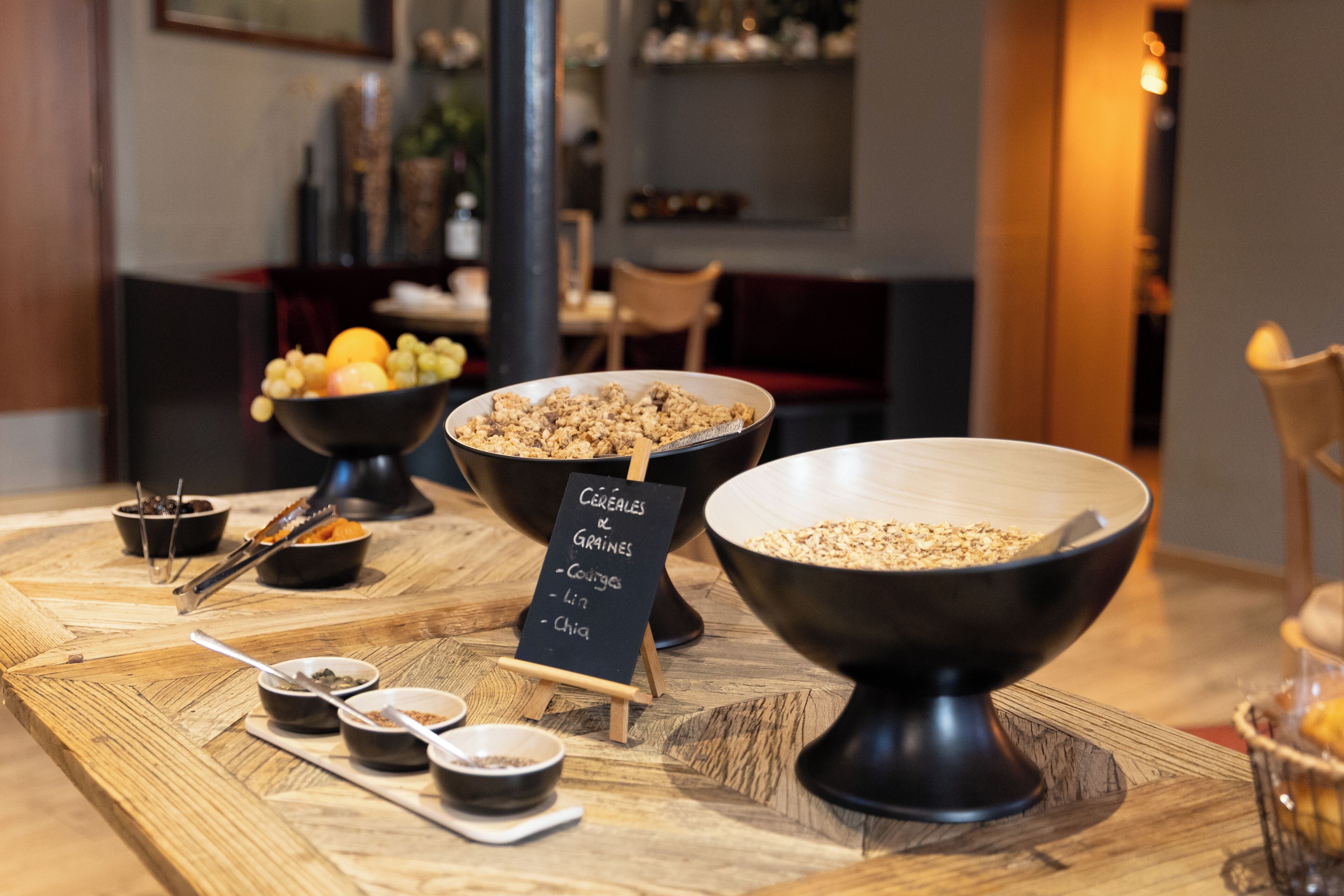 Un bufé de desayuno con diversos cereales y frutas.
