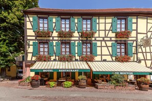 A traditional half-timbered building with a sign reading "HOTEL RESTAURANT" and "DU MOUTON." - Hôtel du Mouton (Ribeauvillé)