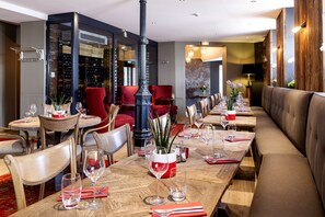 Déjeuner et dîner servis sur place, spécialités Cuisine française