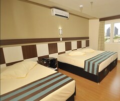 Quarto quádruplo | Frigobar, individualmente decorados, escrivaninha, cortinas blackout