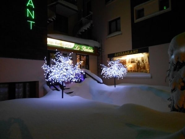 Fassade der Unterkunft – Abend/Nacht