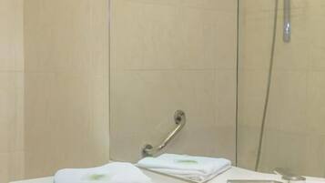 Chambre Simple Confort | Salle de bain | Articles de toilette gratuits, sèche-cheveux, serviettes fournies