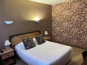 Phòng đôi tiện nghi đơn giản | Trang trí khác biệt, trang bị nội thất với thiết kế riêng biệt, bàn