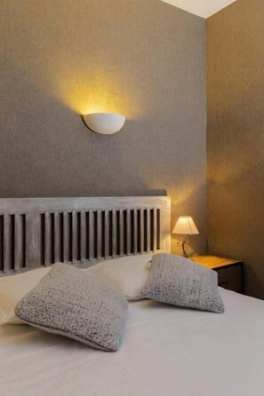 Habitació quàdruple Comfort | Decoració individual, mobiliari individual i escriptori 