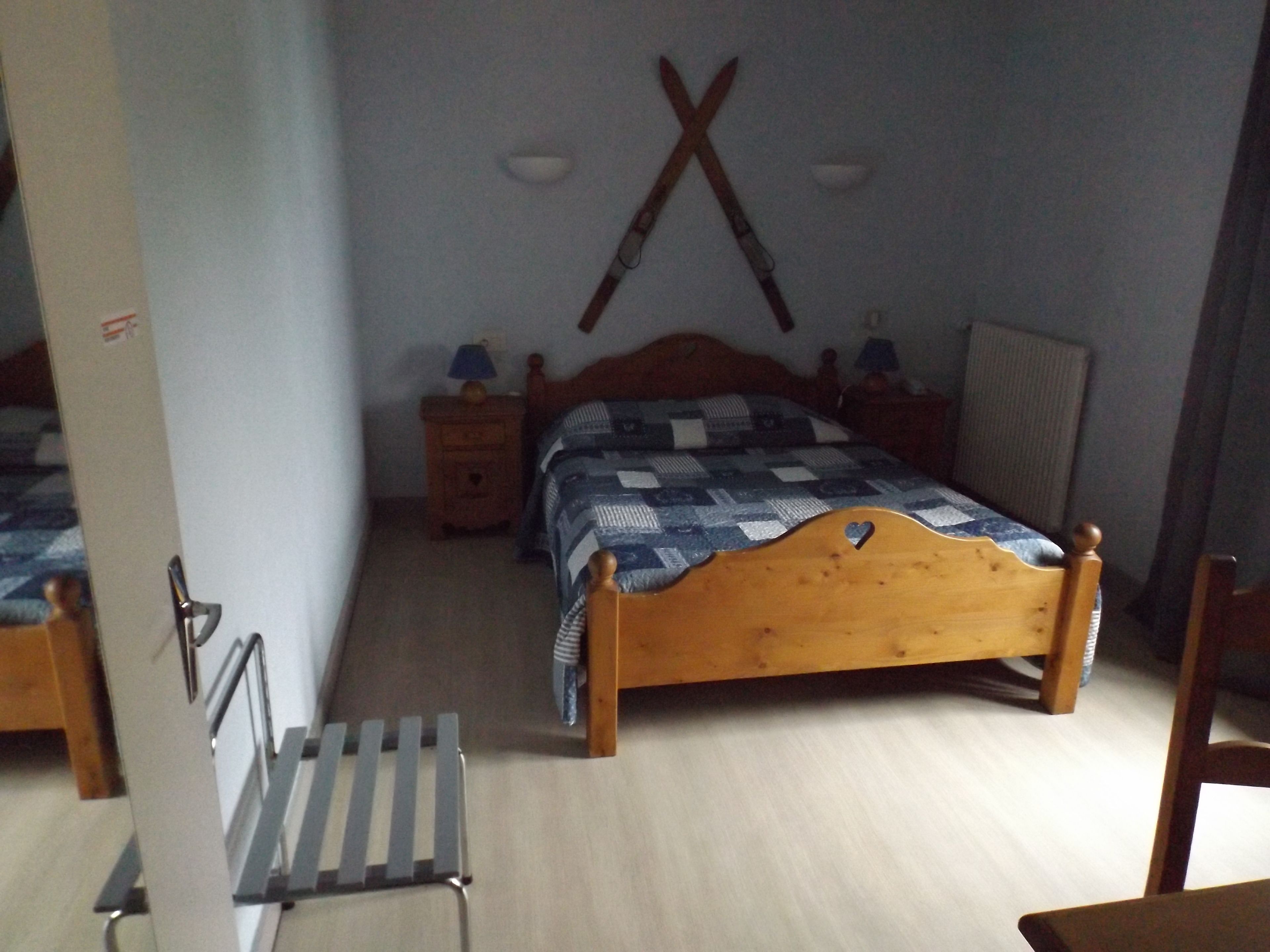 Individueel gedecoreerd, individueel gemeubileerd, een bureau