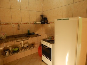Refrigerador, horno, utensilios de cocina