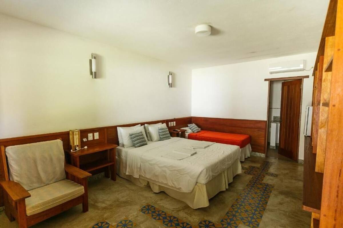 DELUXE TRIPLE ROOM | Minibar, bed sheets