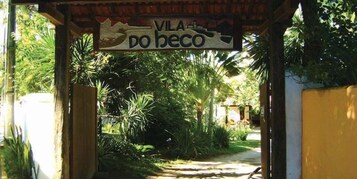 Un sentiero conduce a un edificio con un'insegna che recita 'VILA do beco'.