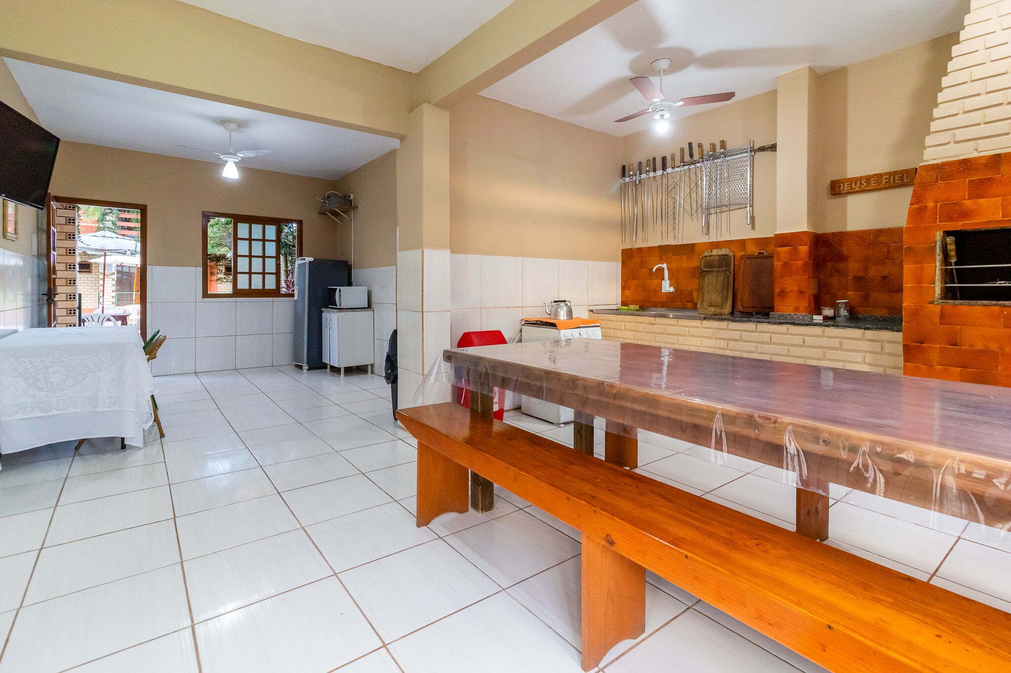Refrigerador em uma área comum, micro-ondas em uma área comum