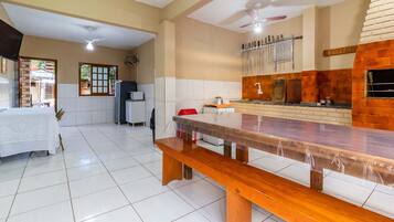 Refrigerador em uma área comum, micro-ondas em uma área comum