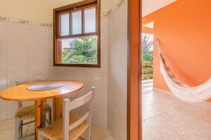 Traditional-Apartment, 1 Schlafzimmer, Küche | Bügeleisen/Bügelbrett, kostenloses WLAN, Bettwäsche