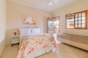 Tabla de planchar con plancha, wifi gratis y ropa de cama 