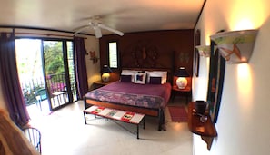 Zimmer, 1 King-Bett, Balkon, Seeblick (Butterfly Room) | 1 Schlafzimmer, hochwertige Bettwaren, Schreibtisch, kostenloses WLAN