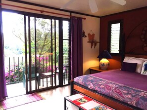 Chambre, 1 très grand lit, balcon, vue lac (Butterfly Room)