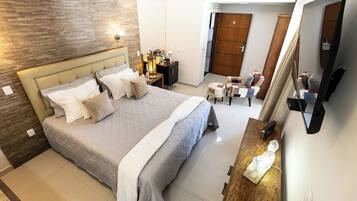 Luxe kamer | Een minibar, een kluis op de kamer, een bureau, verduisterende gordijnen