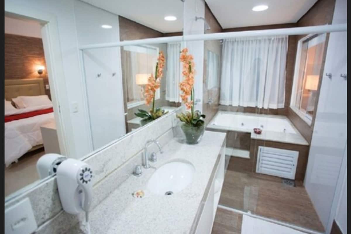 separate bathtub and shower, jetted bath, free toiletries, hair dryer