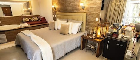Luxury Room | Minibar, in-room safe, desk, blackout drapes