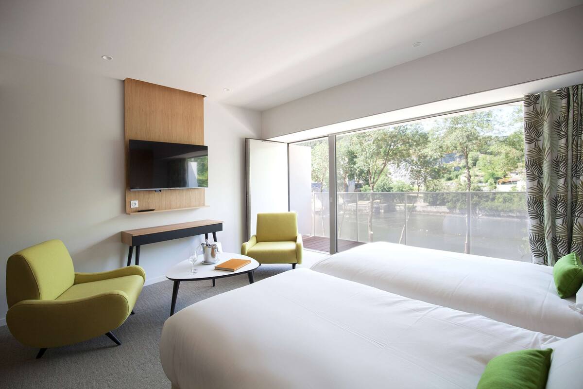 superior room, 1 king bed, non smoking (twin bed on request) | minibar, in-room safe, desk, soundproofing