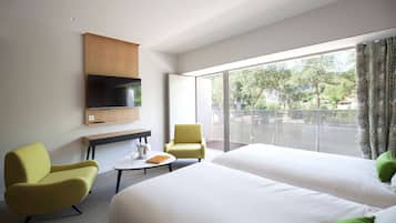 Minibar, caja de seguridad en la habitación y escritorio