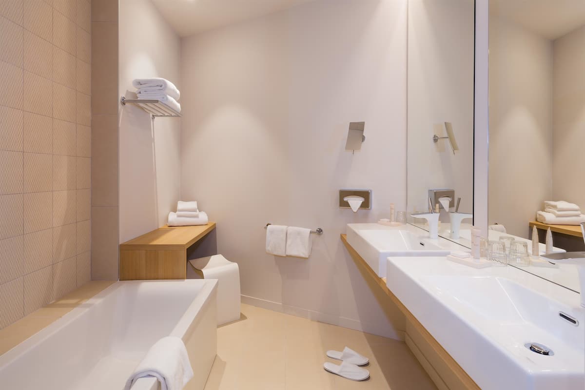 junior suite, multiple beds, non smoking | minibar, in-room safe, desk, soundproofing