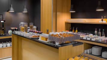 Desayuno buffet diario (EUR 16.5 por persona)