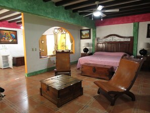 Suite Mewah, 1 Tempat Tidur King | Setrika/meja setrika dan tempat tidur bayi (biaya tambahan)