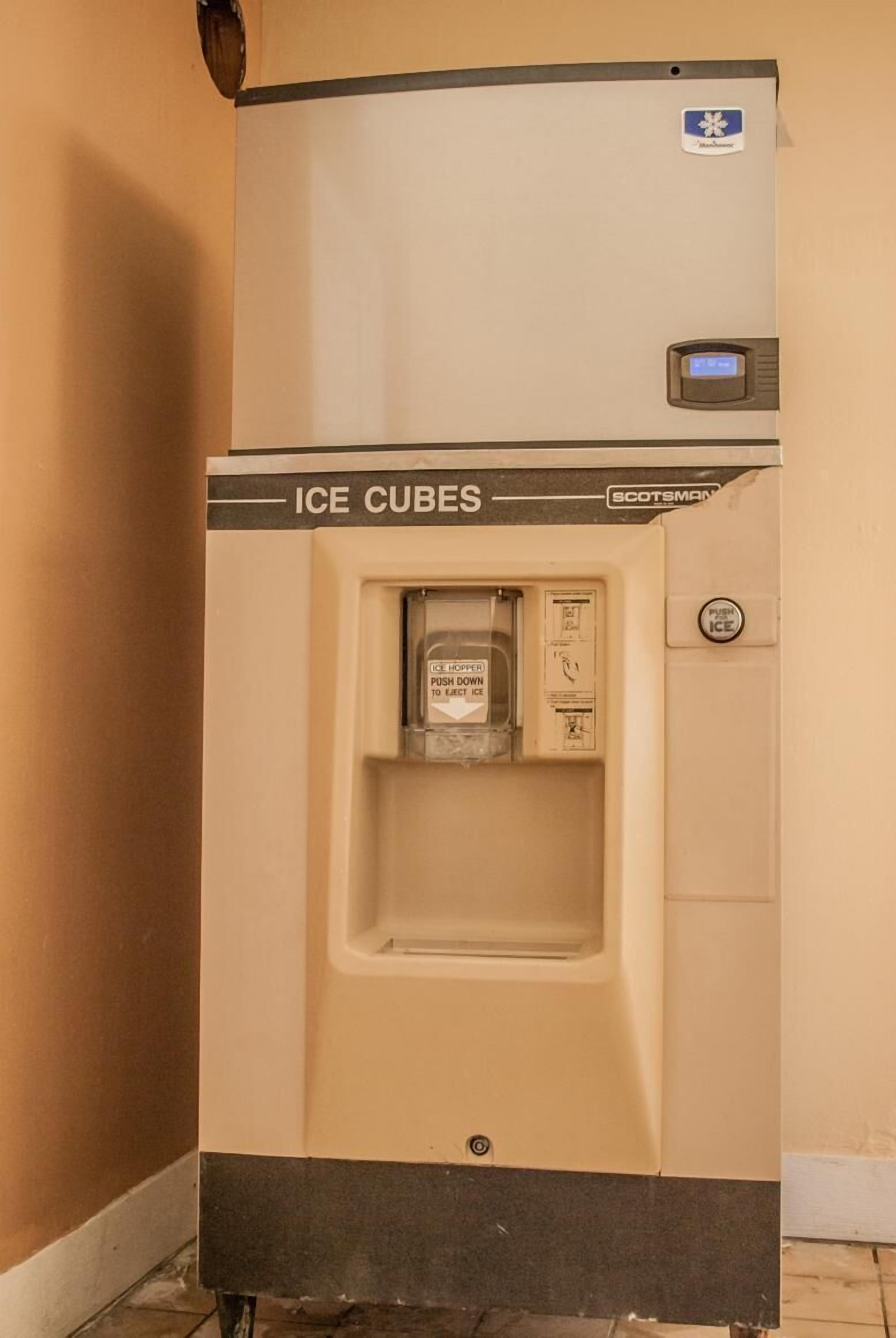 Dispensador de hielo con una etiqueta que dice 