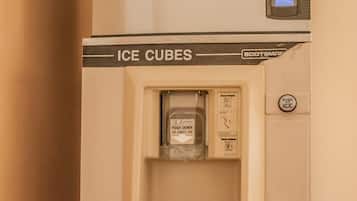 Dispensador de hielo con una etiqueta que dice