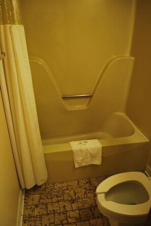 Combined shower/tub, free toiletries, towels - Bama Inn (Huntsville)
