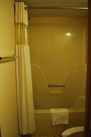Combined shower/tub, free toiletries, towels - Bama Inn (Huntsville)