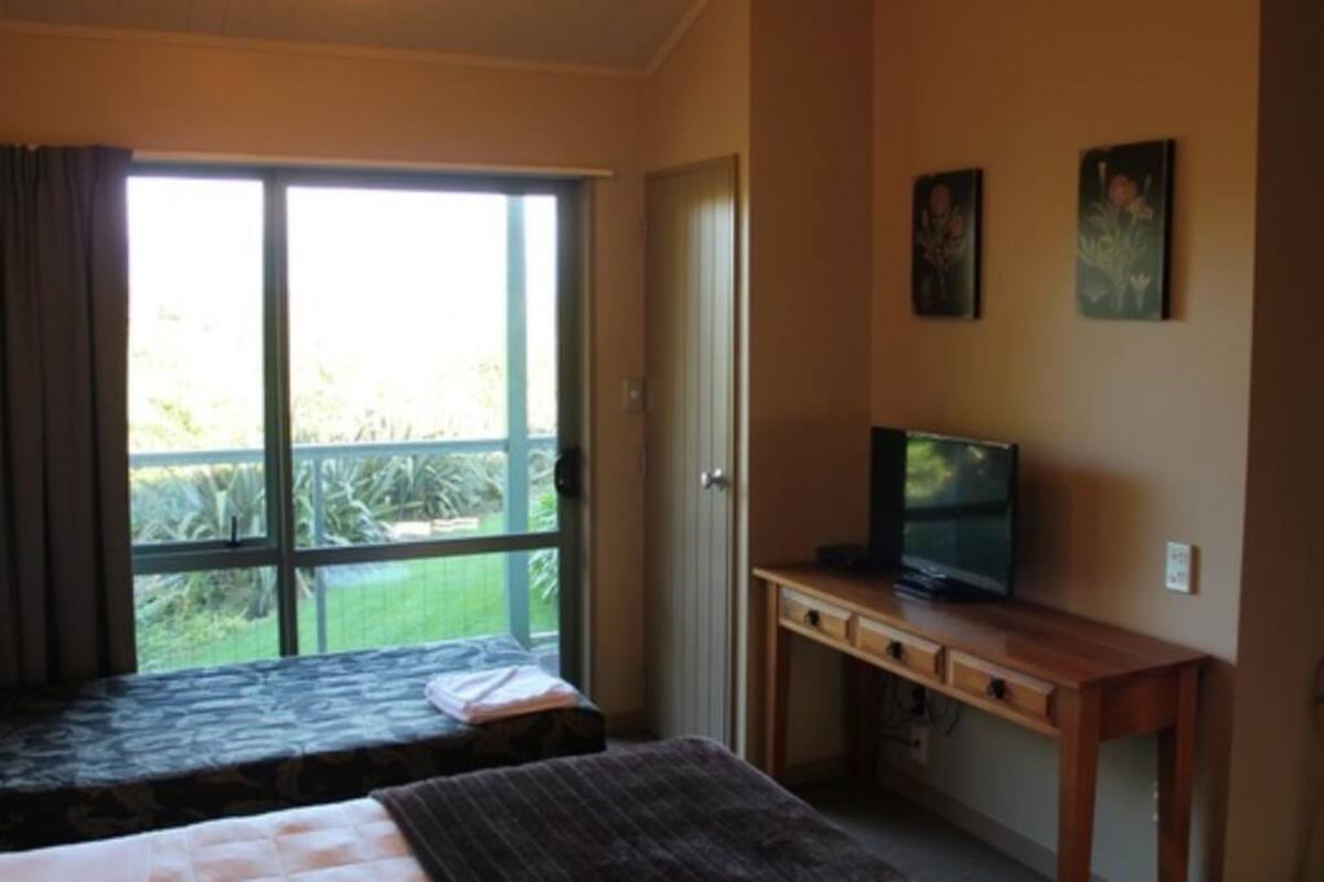 Superior studio (1 King and 1 Single Bed) | Luxe beddengoed, een bureau, geluiddichte muren