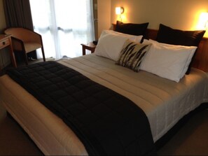 Deluxe Studio | Premium bedding, desk, soundproofing, iron/ironing board - Omau Settlers Lodge Motel (Cape Foulwind)