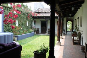 Hallway - Hotel Casa Naranjo (Antigua Guatemala)