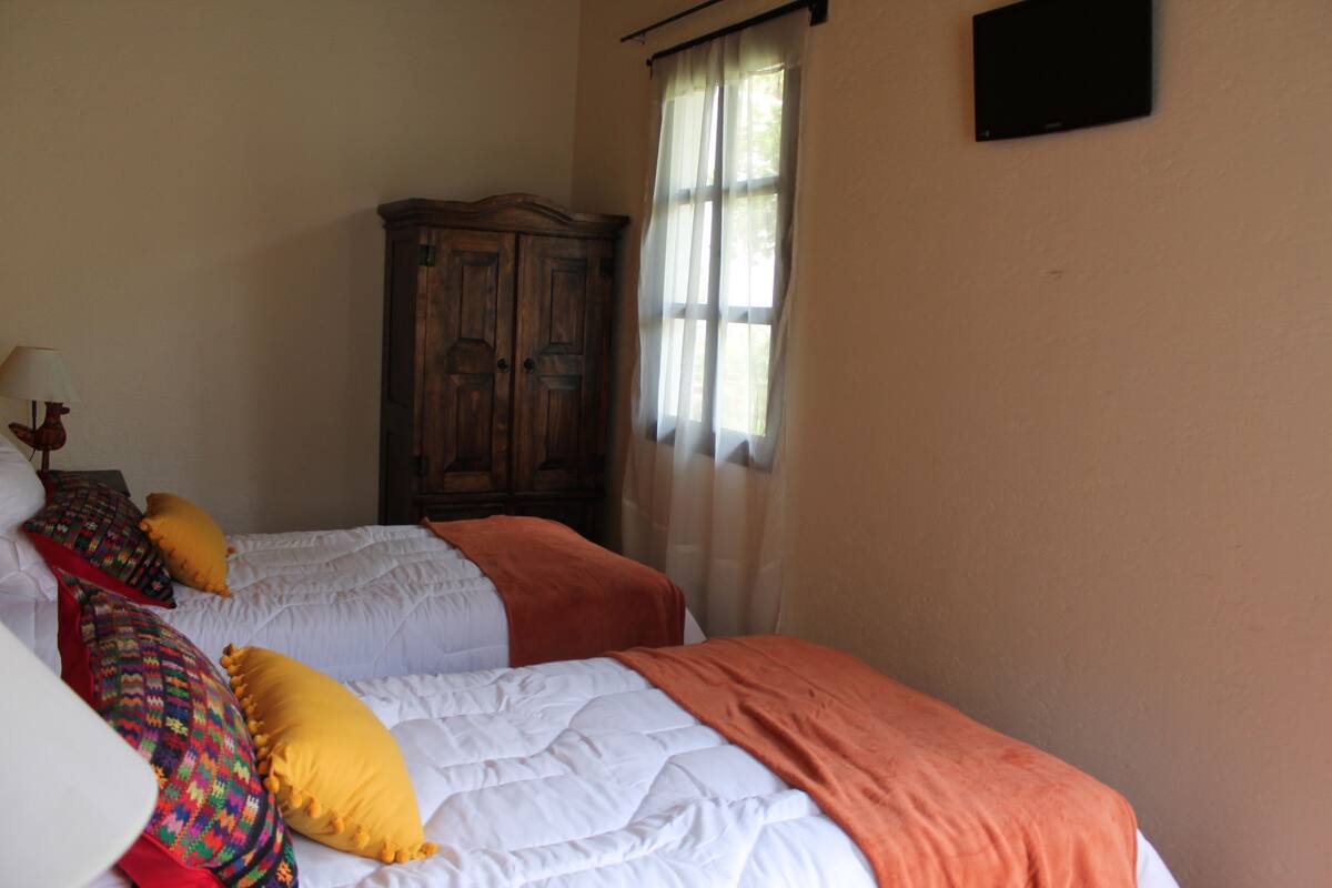 Camera con letto matrimoniale o 2 letti singoli | Una cassaforte in camera, tende oscuranti, ferro/asse da stiro