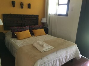 Dobbeltrom – junior | Safe på rommet, blendingsgardiner og strykejern/-brett