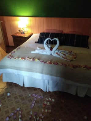 Egyptian cotton sheets, down duvets, in-room safe, desk - Hotel Casa del Arco (Antigua Guatemala)