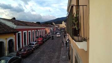 雙人房單人入住, 陽台 | 埃及棉床單、羽絨被、客房內保險箱、書桌