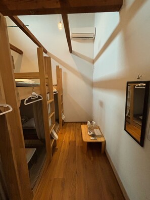 Habitación familiar ( B  ) | Edredón, caja de seguridad en la habitación, wifi gratis y ropa de cama 