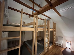 Quarto família ( B  ) | Edredons de pluma, cofres nos quartos, Wi-Fi de cortesia, roupa de cama